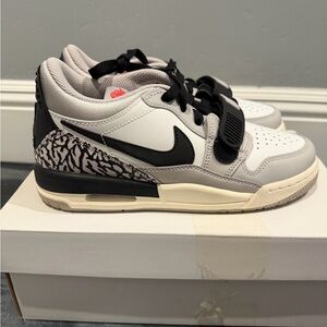 Nike Kids Sneakers in White and Black
